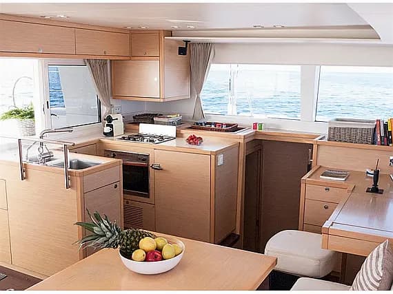 Lagoon 450 in Ibiza / Santa Eulària des Riu / Marina Santa Eulalia - Photo 3