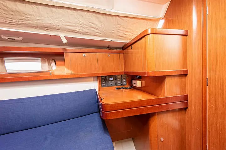 Oceanis 34 in San Vincenzo / Marina di San Vincenzo - Photo 3
