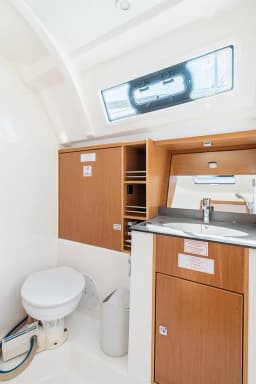 Bavaria 41 Cruiser in Rhodes New Marina thumbnail 5