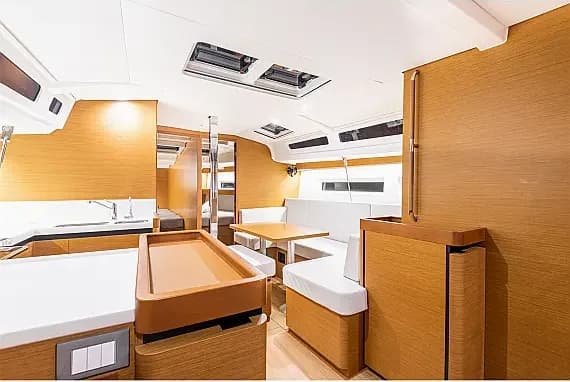 Sun Odyssey 440 in Lavrion Main Port - Photo 3