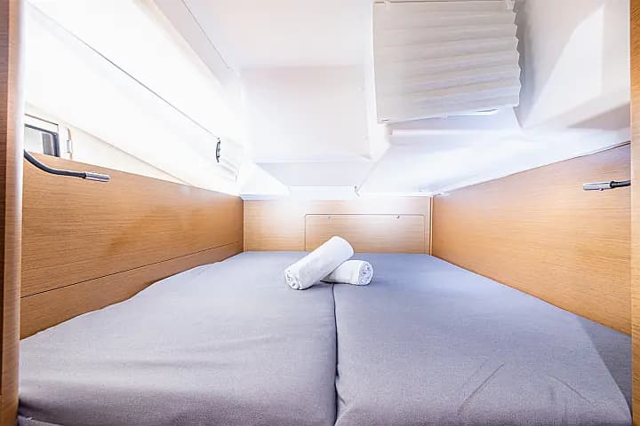 Sun Odyssey 440 in Lavrion Main Port - Photo 4