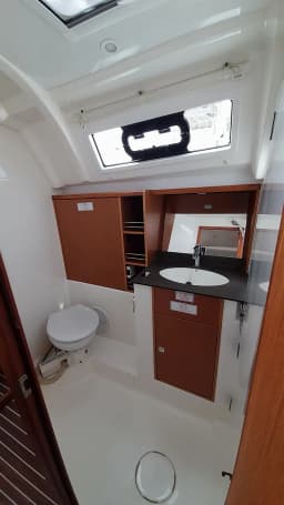 Bavaria 37 Cruiser in Rhodes / Mandraki Port thumbnail 10