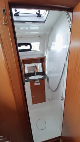 Bavaria 37 Cruiser in Rhodes / Mandraki Port thumbnail 11