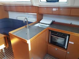 Bavaria 37 Cruiser in Rhodes / Mandraki Port thumbnail 7