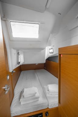 Sun Odyssey 410 in Lavrion Main Port thumbnail 12