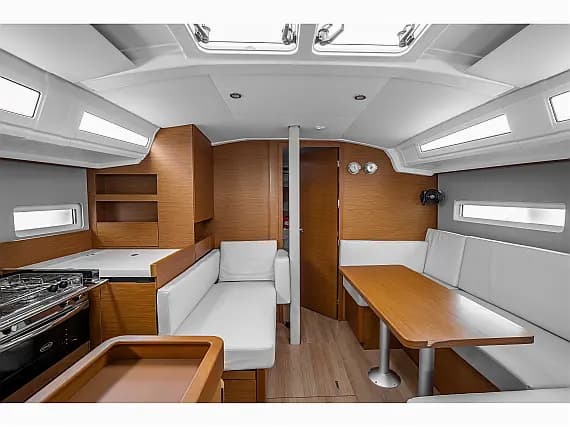 Sun Odyssey 410 in Lavrion Main Port - Photo 3