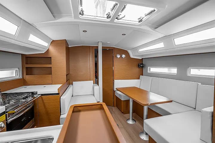 Sun Odyssey 410 in Lavrion Main Port - Photo 4