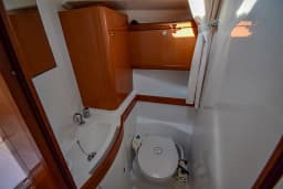 Oceanis 40 in Marmaris Yacht Marina thumbnail 16