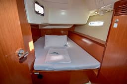 Oceanis 40 in Marmaris Yacht Marina thumbnail 17