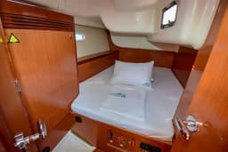 Oceanis 40 in Marmaris Yacht Marina thumbnail 18