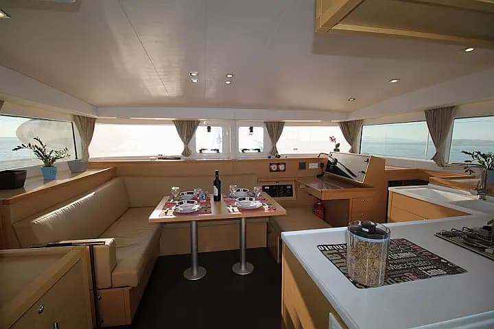 Lagoon 400 S2 in Athens / Alimos Marina - Photo 5