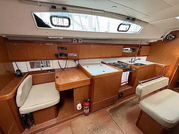 Oceanis 43 in Mallorca / Palma de Mallorca / La Lonja Marina Charter - Photo 2