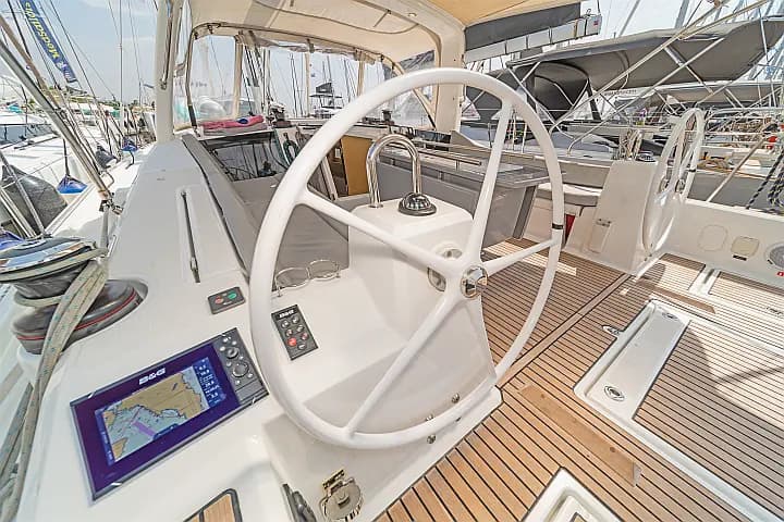 Oceanis 41.1 in Athens / Alimos Marina - Photo 4