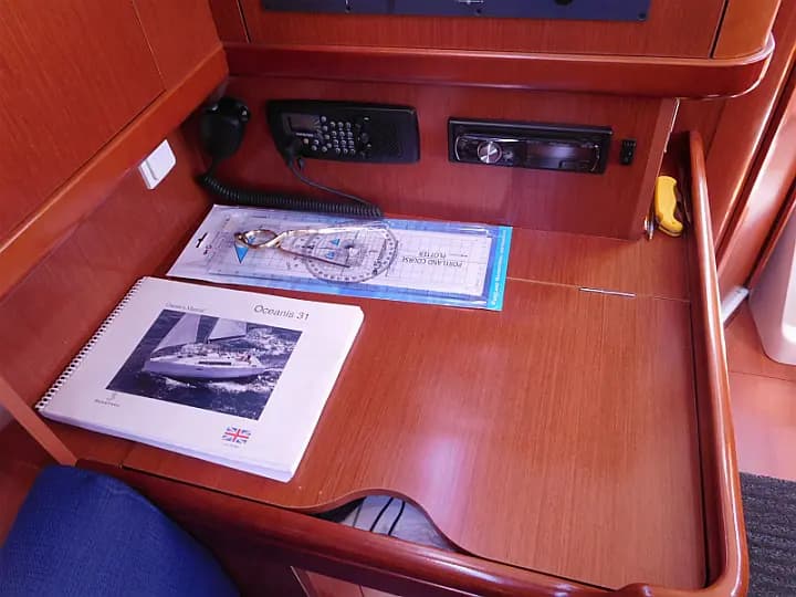 Oceanis 31 in Poole Quay Boat Haven - Photo 5