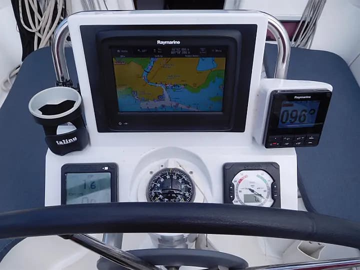 Oceanis 31 in Poole Quay Boat Haven - Photo 4