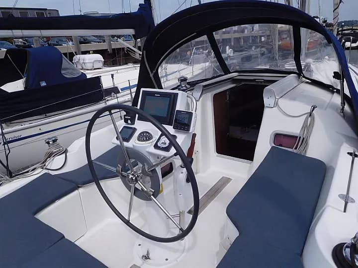 Oceanis 31 in Poole Quay Boat Haven - Photo 2