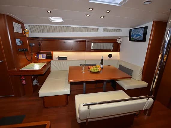 Oceanis 48 in Lavrion Main Port - Photo 3