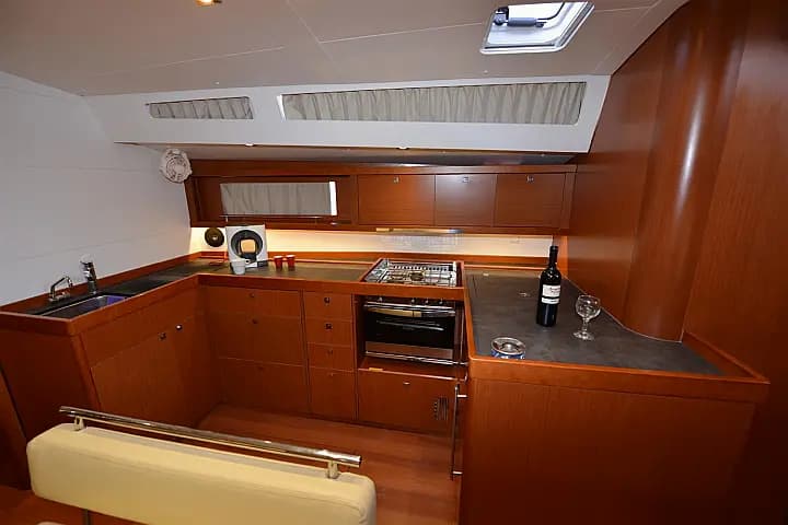 Oceanis 48 in Lavrion Main Port - Photo 4