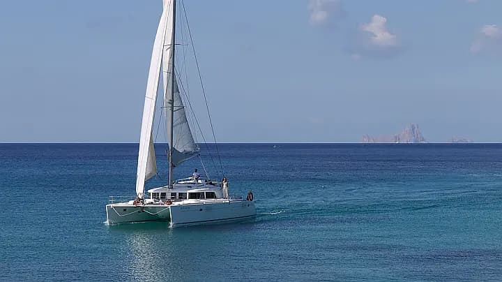 Lagoon 440 in Ibiza / Santa Eulària des Riu / Marina Santa Eulalia - Photo 5