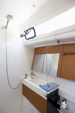 Sun Odyssey 410 in Skiathos thumbnail 10