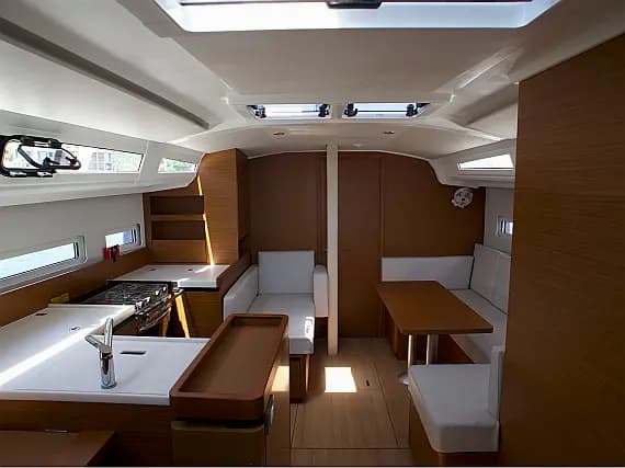 Sun Odyssey 410 in Skiathos - Photo 3