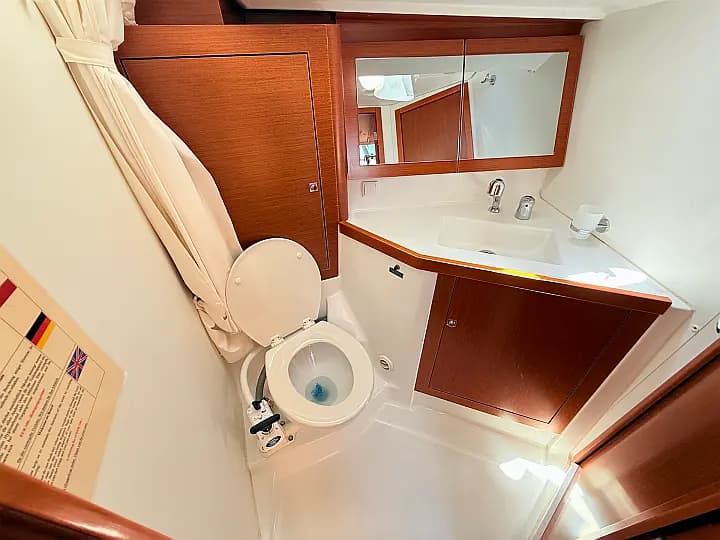Oceanis 45 in Sukošan / D-Marin Dalmacija Marina - Photo 4