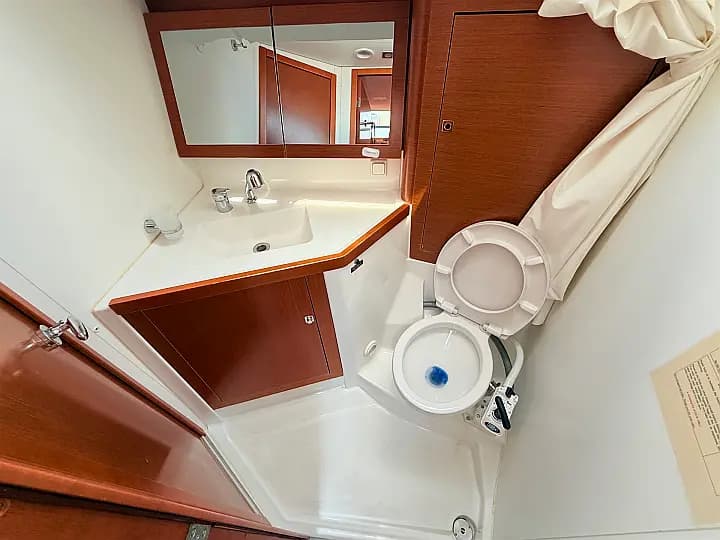 Oceanis 45 in Sukošan / D-Marin Dalmacija Marina - Photo 5