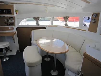 Lagoon 380 in Lavrion Main Port - Photo 3