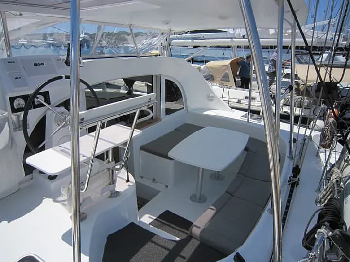 Lagoon 380 in Lavrion Main Port - Photo 5