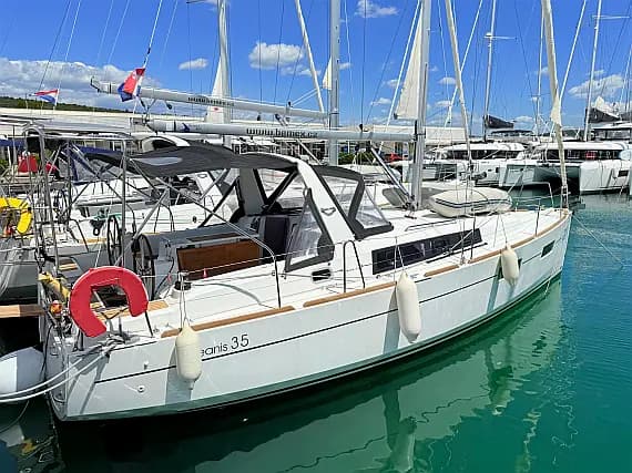 Oceanis 35 in Sukošan / D-Marin Dalmacija Marina - Photo 1