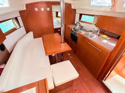 Oceanis 35 in Sukošan / D-Marin Dalmacija Marina thumbnail 11