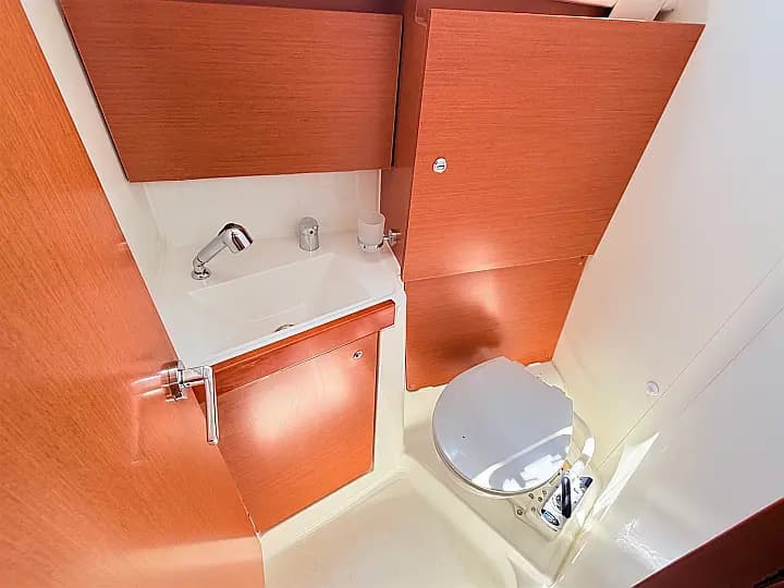 Oceanis 35 in Sukošan / D-Marin Dalmacija Marina - Photo 5
