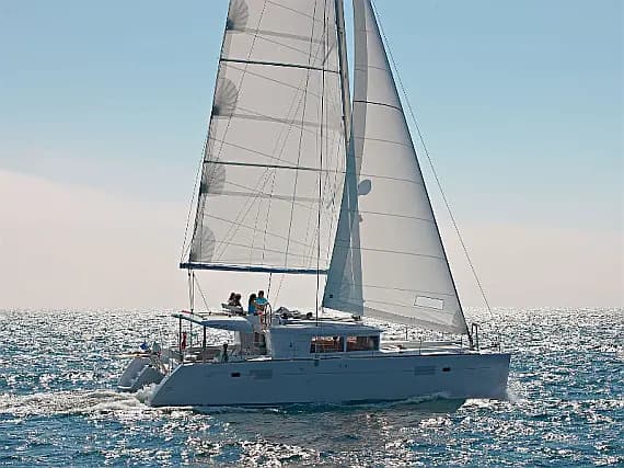 Lagoon 450 Fly in Santorini / Vlichada port - Photo 1