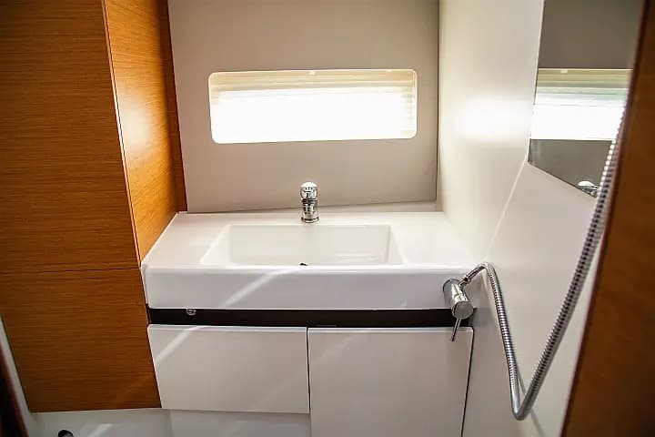 Sun Odyssey 490 in Lavrion Main Port - Photo 4