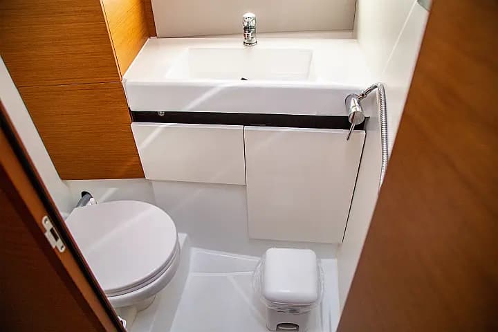 Sun Odyssey 490 in Lavrion Main Port - Photo 5
