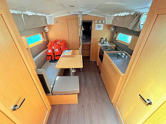 Oceanis 38.1 in Sukošan / D-Marin Dalmacija Marina - Photo 3