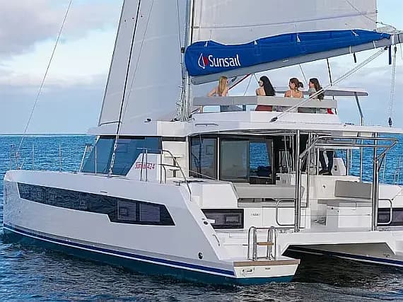 Sunsail 424 in Raiatea / Apooiti Marina - image 1
