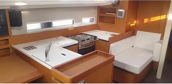 Sun Odyssey 410 in Tropea / Porto di Tropea - Photo 3