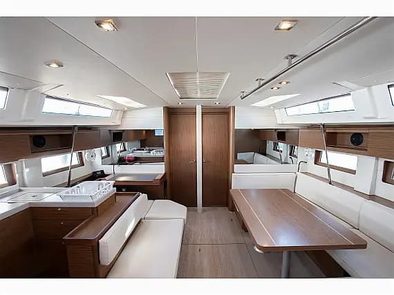 Oceanis 51.1 in Sicily / Furnari / Marina Portorosa - Photo 3