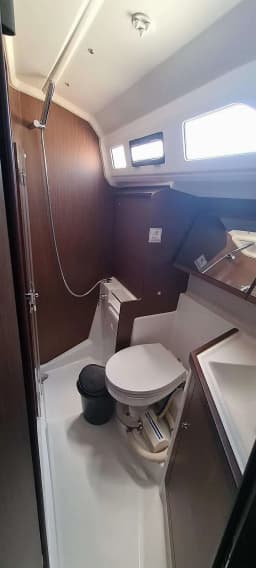 Oceanis 40.1 in Preveza Marina thumbnail 9