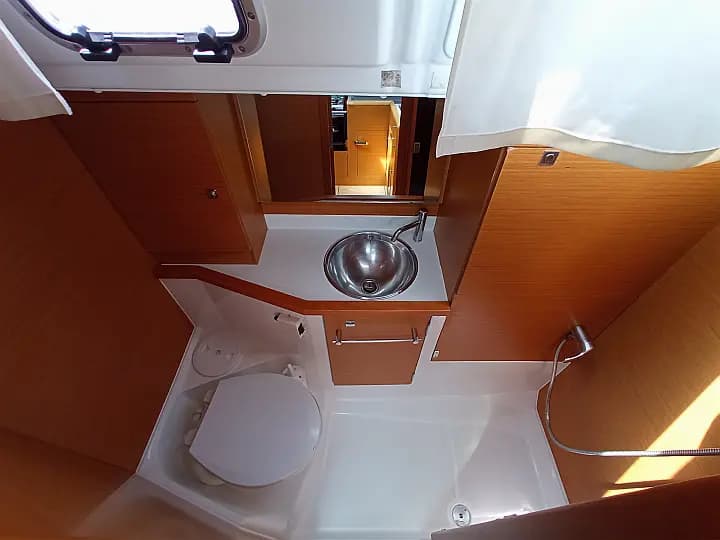 Sun Odyssey 379 in Lefkada / D-Marin Marina Lefkas - Photo 5