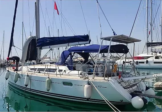 Sun Odyssey 42 i in Syros / Finikas port - Photo 1