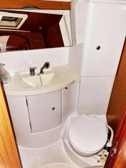 Sun Odyssey 42 i in Syros / Finikas port thumbnail 12
