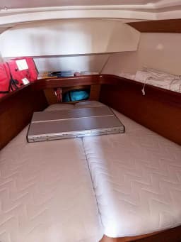 Sun Odyssey 42 i in Syros / Finikas port thumbnail 13