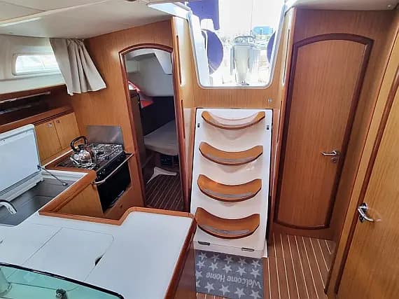Sun Odyssey 42 i in Syros / Finikas port - Photo 3
