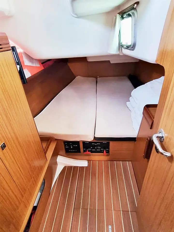 Sun Odyssey 42 i in Syros / Finikas port - Photo 4