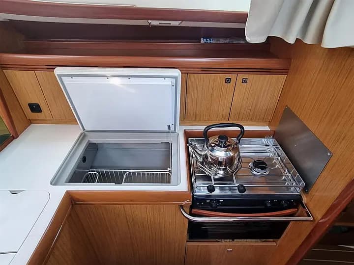 Sun Odyssey 42 i in Syros / Finikas port - Photo 5
