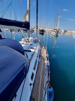 Sun Odyssey 42 i in Syros / Finikas port thumbnail 8