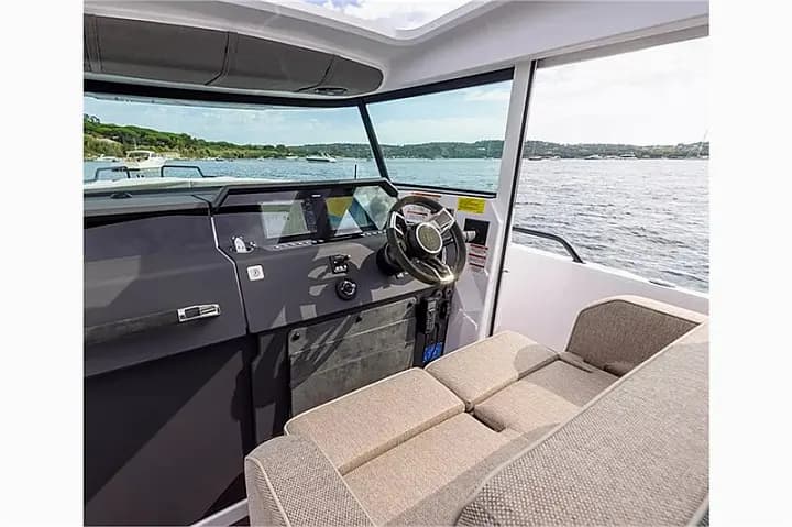Axopar 37 XC Cross Cabin in Athens / Alimos Marina - Photo 4