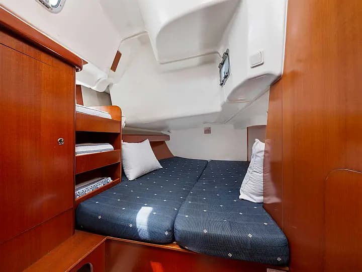 Oceanis 423 in Preveza Main Port - Photo 4